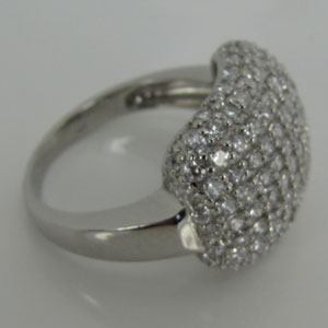 P004, prsten z rhodiovaného stříbra se zirkony.