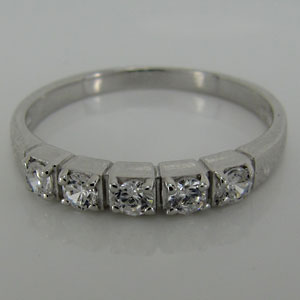 Stříbrný prsten z rhodiovaného stříbra se zirkony. P021