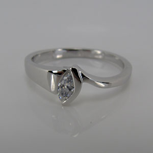 Stříbrný prsten se zirkony P041