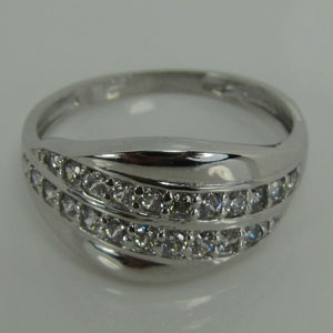 P007, stříbrný prsten se zirkony rhodiovaný
