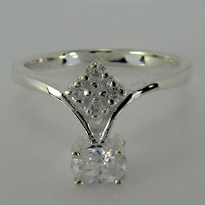 Stříbrný prsten z rhodiovaného stříbra se zirkony.P026