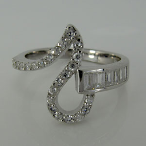Stříbrný prsten z rhodiovaného stříbra.P027