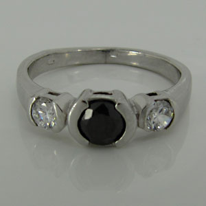Stříbrný prsten z rhodiovaného stříbra se zirkony.P030