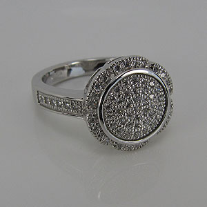Prsten z rhodiovaného stříbra se zirkony.
P042