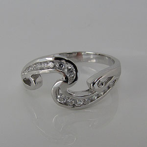 Stříbrný prsten z rhodiovaného stříbra se zirkony P046