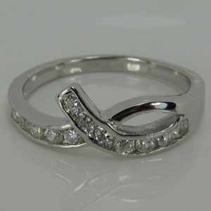 Stříbrný prsten z rhodiovaného stříbra se zirkony P006